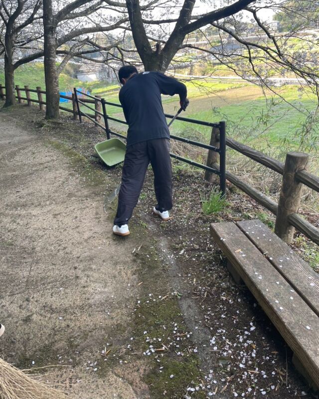 .
.
.
寛容会の地域貢献のヒトコマ。
.
.
.
#介護老人保健施設 さくらんぼ🍒
#地域貢献 活動🫡‼️
#鹿児島市下田町 の
#美化作業 に参加してきました🧹✨
#世界遺産 のある
#桜並木道 がとっても綺麗になりました！
.
.
.
4月６日（日）
下田町の美化作業に参加しました！
.
地域の方々と力をあわせて
関吉の疎水溝までの桜並木道の
清掃を行いました☺️🎶
.
今の時期、桜も満開で
からだを動かして綺麗になって
最高👍👍👍🌟
.
さくらんぼにお越しの際は
是非関吉の疎水溝にも寄ってみてくださいね🎶
.
.
.
.
#鹿児島
#鹿児島認知症
#認知症専門棟 
#認知症
#認知症介護