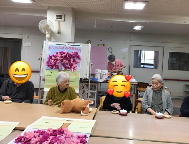 .
.
.
寛容会のお茶会のヒトコマ。
.
.
.
#介護老人保健施設 さくらんぼ🍒
#利用者様 方が作った
#桜の木 🌸を見ながら
#お茶会 🍵しました☺️🎶
.
.
.
レクリエーションの時間に
みんなでコツコツ作った桜の木🌸✨
ピンクの花が可愛らしく出来上がりました☺️
.
自分たちで作った桜を見ながら
お茶を飲むとまた格別の味でした💖🍵🌼
.
.
.
.
#老健
#鹿児島
#高齢者
#介護施設 
#介護