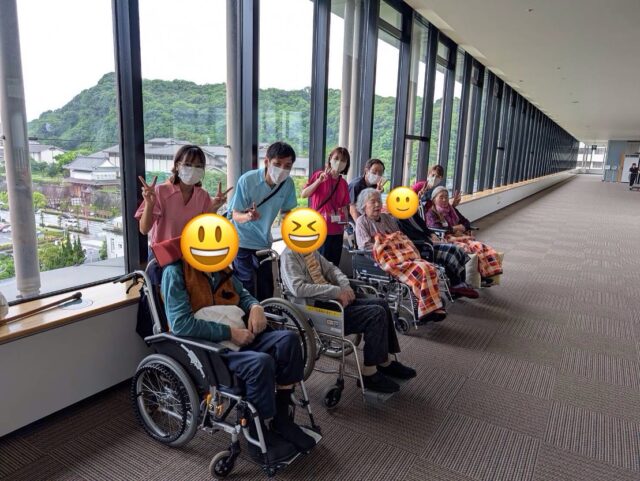.
.
.
寛容会のドライブのヒトコマ。
.
.
.
#介護老人保健施設 さくらんぼ🍒
#外出行事 🚗🎶
#県民交流センター へ
#お出掛け しました😆💖💖
.
.
.
雨予報も☔
スタッフ願いが届き🤲🌟
ギリギリ雨が降らず
外出することができました🥰
.
高いビルの上から眺める
天文館の眩しい景色✨
『社会科見学ができた〜』と
利用者様大喜びでした☺️💞💞
.
外の空気を吸って
リフレッシュでき最高の1日でした🌼
.
.
.
.
#老健
#高齢者施設
#高齢者レクリエーション 
#行事
#高齢者リハビリ
