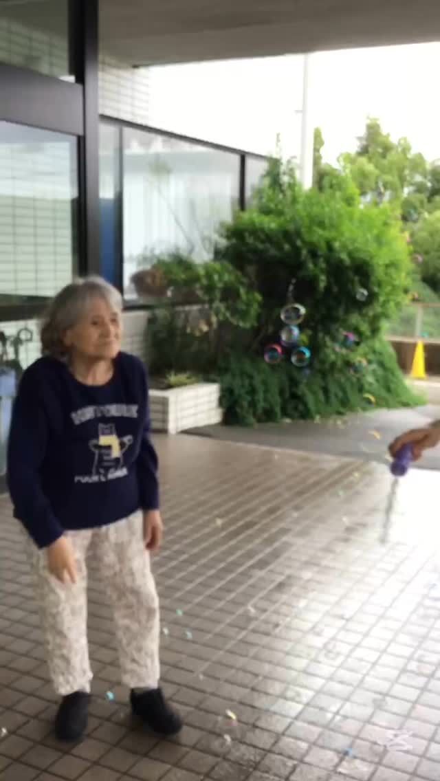.
.
.
寛容会のシャボン玉のヒトコマ。
.
.
.
#介護老人保健施設 さくらんぼ🍒
#梅雨 の中でも
#楽しいことを 😌💞
#シャボン玉 飛ばしてみました🫧
#俊敏な動き の利用者様👏✨
.
.
.
シャボン玉と戯れる利用者様☺️🫧
.
もともと運動が得意な利用者様！
日頃のリハビリの成果もあり
動きが俊敏です！！！🎶
.
雨で外のお散歩ができませんが💦
雨の中でも楽しいことを
見つけていけたらいいですね☔️💖
.
.
.
.
#鹿児島 
#高齢者施設 
#高齢者リハビリ 
#リハビリ 
#鹿児島介護 
.