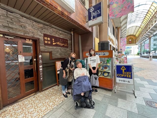 .
.
.
寛容会の外出のヒトコマ。
.
.
.
#介護老人保健施設 さくらんぼ🍒
#入所 されている
#利用者様 が
#外出サポート業者 さんと
#お出掛け されました☺️🎶💖
#とっても嬉しそう ですね🌟
.
.
.
お出掛け先は、利用者様が
昔行きつけていた喫茶店☕️✨
.
心配していたオーナーさんと
久しぶりの再会を果たされたそうです👏🥹
利用者様も嬉しくて涙涙🥲✨✨✨
.
とても素敵なお時間で
わたし達スタッフも幸せのお裾分けを
いただきました🍒
.
.
.
.
#老健
#鹿児島市
#高齢者施設
#天文館