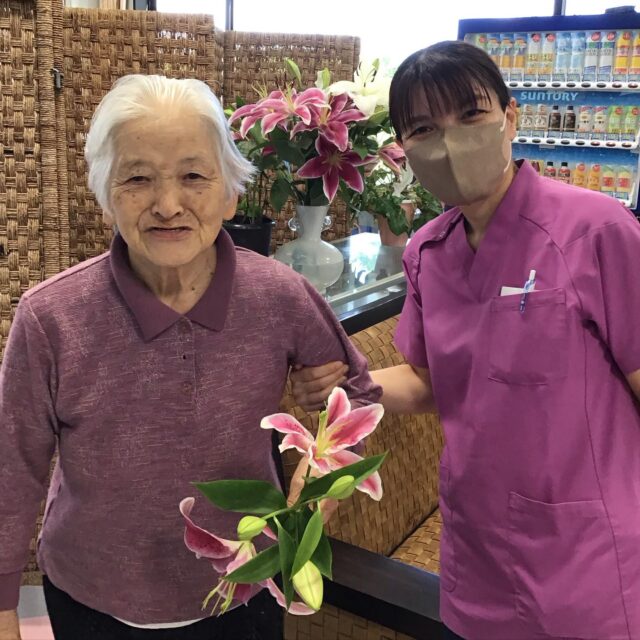 .
.
.
寛容会の素敵なヒトコマ。
.
.
.
#介護老人保健施設 さくらんぼ🍒
#スタッフ が
#ゆり を持ってきてくれました💐✨
#匂いも良くて
#最高に綺麗 😍💞💞💞
.
.
.
綺麗なゆりを見て
利用者様もうっとり大喜び😆💖
.
ゆりも利用者様も
満開の笑顔🫶
.
.
.
.
.
#老健
#高齢者介護
#高齢者リハビリ
#高齢者
#鹿児島