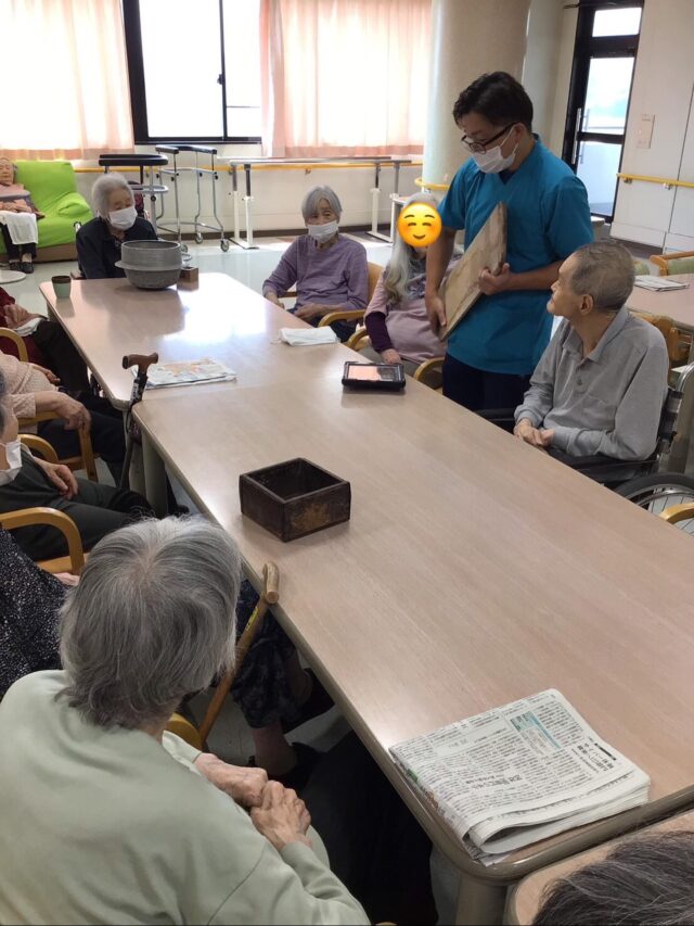.
.
.
寛容会の回想法のヒトコマ。
.
.
.
#介護老人保健施設 さくらんぼ🍒
#回想法 
#リバビリ 
#昔の物 をつかって
#昔話 を語り合いました😌💞
.
.
.
昔のものを使って
みんなで思い出話を語り合いました🫶💖
.
回想法は認知症の進行を抑制したり
認知症予防にも効果的なのです✨
.
楽しくリハビリできて
利用者様方の表情も晴れ晴れしておりました🌻
.
.
.
.
.
#鹿児島
#高齢者リハビリ
#高齢者施設
#鹿児島リハビリ
#鹿児島高齢者施設