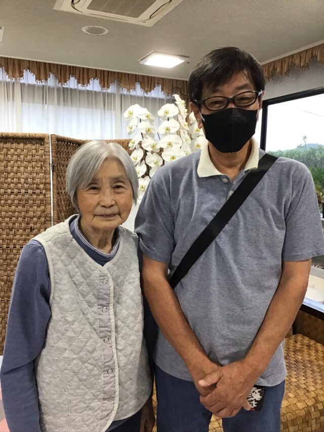 .
.
.
寛容会のご面会のヒトコマ。
.
.
.
#介護老人保健施設 さくらんぼ🍒
#息子 様と
#ご面会 された利用者様☺️💖
#とーっても
#嬉しそう です🎶🫶
.
.
.
ご家族様との面会は
利用者様にとって毎日の活力になるようです💞
笑顔倍増☺️✨❣️
.
利用者様がハッピーだと
担当介護スタッフもケアマネジャーも
ハッピーハッピー💞💞💞
ハイチーズ📸🌟
.

.
.
.
.
#ケアマネジャー
#介護福祉士
#鹿児島市
#鹿児島市吉野町