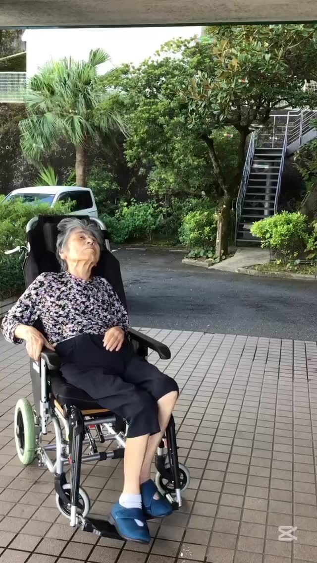 .
.
.
寛容会の小さな幸せなヒトコマ。
.
.
.
#介護老人保健施設 さくらんぼ🍒
#リバビリ の息抜きに
#シャボン玉 タイム🫧
#手を伸ばして も
#なかなか捕まえられない ですね✨
.
.
.
利用者様とシャボン玉🫧
『綺麗』とうっとりされる利用者様☺️✨
.
風もありシャボン玉の動きがはやく
なかなか捕まえられませんでしたが
ハッピーハッピーなひとときでした🙌🫧💞
.
.
.
.
.
#鹿児島 
#高齢者施設 
#高齢者リハビリ 
#高齢者レク 
#鹿児島介護