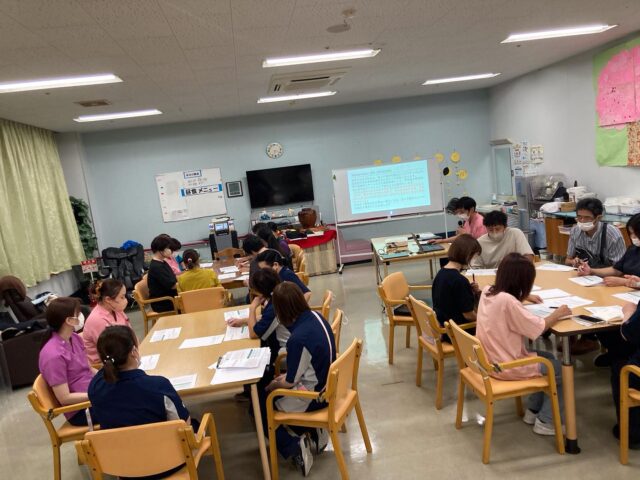 .
.
.
寛容会の院内研修のヒトコマ。
.
.
.
#介護老人保健施設 さくらんぼ🍒
#通所リハビリテーション さくらんぼ🍒
#スタッフ の
#院内研修 を行いました🫡
#虐待防止 
#身体拘束適正化 など
#しっかり学んで 
#業務に活かして参ります
.
.
.
さくらんぼでは月に1回
スタッフ研修を行なっております✏️🌟
.
利用者様方が安全に
安心して過ごしていただけるよう
まずはしっかり理解することが
大切です🌟🌟🌟
.
.
.
.
#鹿児島認知症
#鹿児島介護
#鹿児島看護
#鹿児島
#認知症 
#鹿児島リハビリ