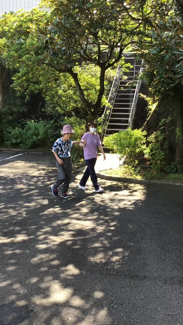 .
.
.
寛容会のリハビリのヒトコマ。
.
.
.
#介護老人保健施設 さくらんぼ🍒
#お外 で
#歩行訓練 を
#頑張る利用者様 ☺️💪❣️
#ご機嫌 でございます🎶
.
.
.
少しずつ涼しくなってきたので
お外でも過ごしやすくなってきました🌈
.
外の光をあびると
身体も目覚めてリフレッシュできますね🥰
.
.
.
.
.
#鹿児島 
#高齢者リハビリ 
#鹿児島介護 
#リハビリ 
#老健