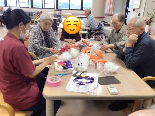 .
.
.
寛容会の制作活動のヒトコマ。
.
.
.
#介護老人保健施設 さくらんぼ🍒
#14時 からの
#レクリエーション タイム⏰
#制作活動 で
#ハロウィン 飾りを作りました🎃✨
.
.
.
はさみやテープを上手につかって
可愛いハロウィン🎃飾りのできあがりーー！
.
よかとができたがー！と
利用者様も大満足👻💖
.
.
.
.
.
#老健
#鹿児島
#鹿児島高齢者
#鹿児島介護
#介護