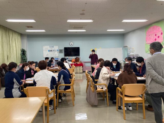 .
.
.
寛容会の日々精進のヒトコマ。
.
.
.
#介護老人保健施設 さくらんぼ🍒
#通所リハビリテーション さくらんぼ🍒
#院内研修 を行いました🫡🔥
#感染症発生時のbcp 訓練や
#防火訓練 研修に
#接遇研修 などなど
#日々成長 💪
.
.
.
月に1回の院内研修を行いました😽
スタッフからたくさんの意見が出て
よりよい施設にしたい！という
熱い思いがひしひしと伝わってくる
そんな研修となりました🫶
.
利用者様ご家族様に
喜んでいただけるような
安心していただけるような
サービスをしていきたいです🍒💞
.
.
.
.
#鹿児島
#鹿児島介護
#鹿児島認知症
#認知症
#認知症介護