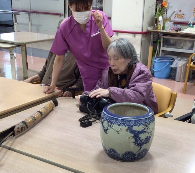 .
.
.
管理者のリハビリのヒトコマ。
.
.
.
#介護老人保健施設 さくらんぼ🍒
#回想法 
#リバビリ のお時間です☺️🎶
#昔の道具 を
#見たり触ったり して
#昔を思い出して 
#みんなで語り合います
.
.
.
『昔はこれをつかっていたのよ』
『こうやって使うんだよ』
とみんなでお話ししました😌🫶
.
利用者様の表情もはれやかで
うれしそうでした💞💞💞
.
.
.
.
#鹿児島
#高齢者 
#介護
#介護福祉士