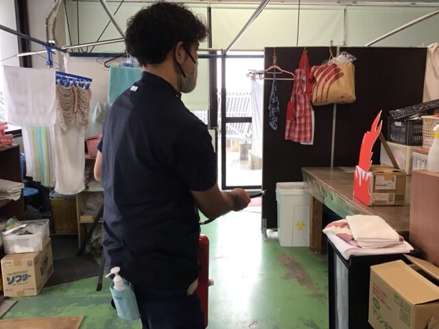 .
.
.
寛容会の防火訓練のヒトコマ。
.
.
.
#介護老人保健施設 さくらんぼ🍒
#入所 フロア
#夜間を想定 した
#防火訓練 を行いました🧯
.
.
.
夜間想定の防火訓練！
日中とは異なり
職員の人数も少なく💦
訓練とはいえパニックの連続でした🤯
.
しかし
これが経験となり
しっかりスキルとして
身についたと思います💪✨
.
利用者様の命を守るため！
訓練を継続していきます！！！
.
.
.
.
#老健
#高齢者
#介護
#鹿児島
#看護師