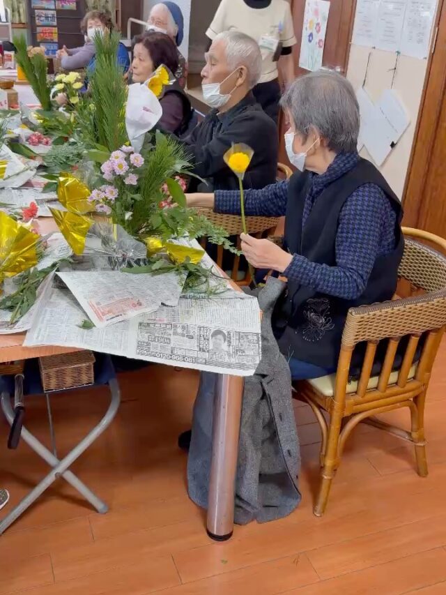 .
.
.
寛容会の新年の準備のヒトコマ。
.
.
.
#デイサービス 森では毎年
#利用者様 自ら
#フラワーアレンジメント🌹 を行い
#正月花 アレンジを作っております✨
.
.
.
2026年用の正月飾りとともに
皆様元気に新年を迎えられました☺️🎶
.
今年も一緒に元気づくりをして
笑顔いっぱいの一年にしましょう！

.