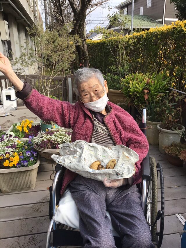 .
.
.
寛容会の収穫のヒトコマ。
.
.
.
#グループホーム 癒しの森🌳🌳🌳
#園芸活動 🧑‍🌾
#ジャガイモ🥔 
#収穫 を行いました！
.
.
.

10月に植えたジャガイモを収穫して
窯で調理しジャガイモ団子とじゃがバターにして食べました。

皆様、大きく育ったジャガイモを見て
「こんなに育つもんだね〜」と笑顔で話されていました。
ペロッと食べられてまた次は何を育てようか考えています。