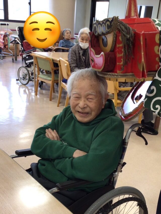 .
.
.
寛容会の新年会のヒトコマ。
.
.
.
#介護老人保健施設 さくらんぼ🍒
#あけましておめでとうございます🎍✨ 
#新年会 の開催です🐴⛩️✨
#獅子舞 に
#おとそ で新年らしく👍👍👍
.
.
.
2026年新年会🎍⭐️
獅子舞にカルピスおとそで
無病息災を願いました😊💖
.
今年も皆様が笑顔で穏やかに
過ごしていただけるよう
スタッフ一同がんばります！

.