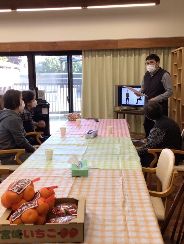 .
.
.
寛容会の地域貢献のヒトコマ。
.
.
.
#グループホーム 癒しの森🌳🌳🌳
#地域貢献 活動
#よかよか体操 
#元気な体 を作っていきましょう👍❤️‍🔥❤️‍🔥❤️‍🔥
.
.
.
.

🌸 地域交流イベント「よかよか体操」がスタートしました！ 🌸

1月17日(土)「癒しの森」にて、
地域長寿会婦人部の皆様にお越しいただき、
待ちに待った「よかよか体操」が始まりました！🎉
.
この活動は、当施設ができて以来、
町内会長様や民生委員の皆様にご相談を重ねてきた
「地域の方々との交流」という長年の願いが形になった瞬間です。
、
本当に嬉しく、感謝の気持ちでいっぱいです！
.

「鹿児島よかよか体操」は、鹿児島大学と開発された、
椅子に座って無理なくできる素晴らしい体操。
参加された皆様の明るい笑顔と元気な動きが
癒しの森いっぱいに広がり、活気あふれる時間となりました✨
.
今後、「癒しの森」では、この交流をさらに深めていきたいと考えています。
、
今後、施設の入居者様や地域のあいご会や
色々な年齢層の方々にもご参加いただき、世代を超えた交流の場に😊
.
また、介護相談や認知症の啓発活動など、
地域の皆様の「困った」を支え、「元気」を育む拠点となれるよう努めてまいります。
皆様には、住み慣れた地域で一日でも長く、健康に、
自分らしくお過ごしいただけるよう、私たちも心を込めてお手伝いさせていただきます。
この素敵なご縁を大切に、これからも地域と共に歩んでいきたいと思います。
ご参加くださった地域の皆様、本当にありがとうございました！
今後とも「癒しの森」をよろしくお願いいたします！