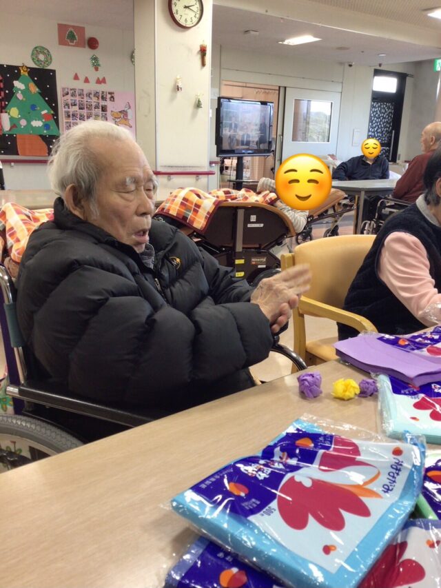 .
.
.
寛容会のでっきるかなのヒトコマ。
.
.
.
#介護老人保健施設 さくらんぼ🍒
#工作 の時間✂️
#おはながみ をまるめてまるめて
#何が出来るかな 😆🎶💖
.
.
.
工作にはげむ利用者様方🌟🌟🌟
指先をつかうことで
脳が活性化され
認知症の予防に効果的なのだそうです🫶
.
2月にむけてかわいい鬼ができています！

.