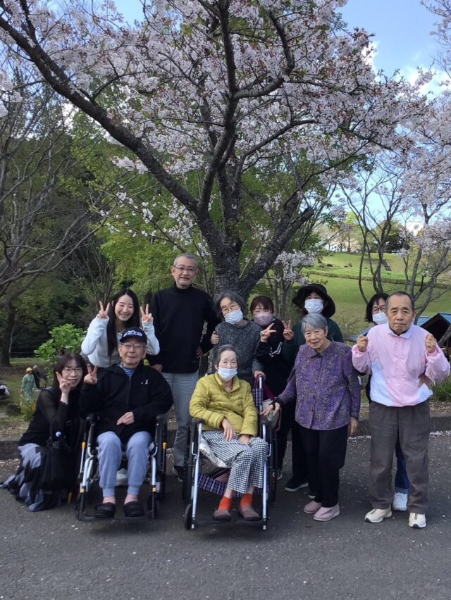 .
.
.
寛容会の「お花見はいつやったけ？」待ちわびた春ついにのヒトコマ。
.
.
.
#鹿児島市岡之原町 
#グループホーム 癒しの森🌳🌳🌳
#都市農業センター へ外出☺️💓
#鹿児島お花見 わっしょい！
#高齢者レク 
.
.
.

「お花見はいつやったけ？🤔」🌸
数日前から、カレンダーを眺めては楽しみにされていた皆様。

当日はいつもより少し早くお目覚めになり、
「どれを着ていこうかしら？👗」とおめかしもバッチリ！✨
準備万端で、鹿児島市の都市農業センターへ出発しました🚌💨

前日の雨が嘘のような快晴！☀️
車内でも「晴れてよかったね〜」と会話が弾みます。

日曜日ということもあり、園内はたくさんのご家族連れで賑わっていました👨‍👩‍👧‍👦✨
まずは貸切の学習室で、みんなで楽しくお食事タイム🍱😋
お腹を満たした後は、4つの班に分かれて散策へレッツゴー！🏃‍♂️🚶‍♀️

目の前に広がっていたのは…
淡いピンクの桜と、鮮やかな黄色の菜の花！🌸🌼
そのあまりの美しさに、皆様「わあ〜！綺麗ねぇ」と目を輝かせていらっしゃいました✨

今回はご家族にもご参加いただき、大好きな方と散策する皆様の表情は、いつにも増してキラキラと輝いていました🥰💖
久しぶりの外出行事。
春の光と花の香りに包まれて、心もお腹も満たされた最高の一日になりました🌸✨
ご参加いただいたご家族の皆様、本当にありがとうございました。