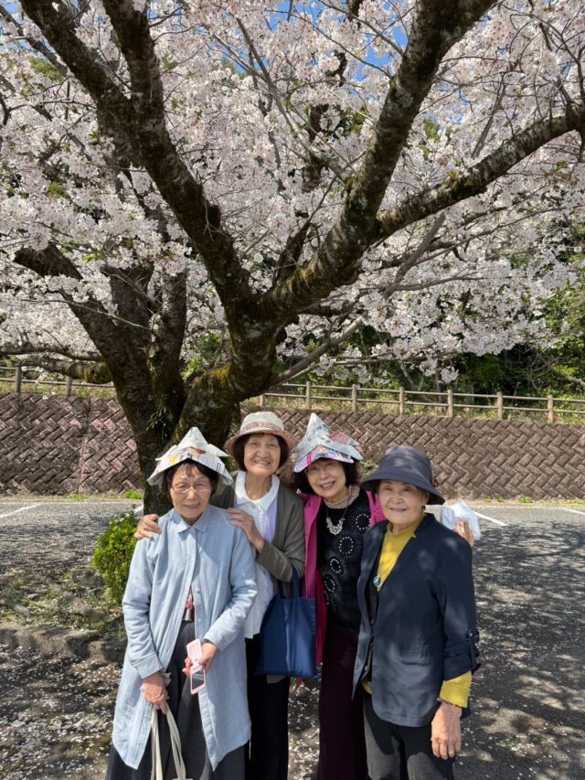 .
.
.
寛容会のお花見のヒトコマ。
.
.
.
#デイサービス 森🌲🌲🌲
#外出レク 
#都市農業センター へ
#お花見 🌸🌸🌸
@toshinou_kagoshima 
.
.
.
デイサービス森も
利用者様をお連れして
お花見へ出掛けましたよーー🌸🫶
.
満開の桜に笑顔いっぱい胸いっぱい！
.
お一人ではなかなか遠出できない
利用者様方に喜んでいただけました😊💓
.
デイサービス森では季節ごとに
外出レクを開催しています🎶
お出掛けして気分リフレッシュしましょう👍👍👍
.