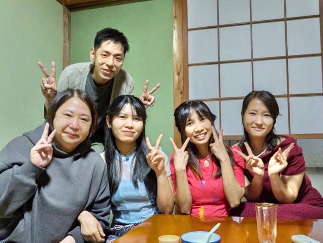 .
.
.
寛容会の国際交流のヒトコマ。
.
.
.
#介護老人保健施設 さくらんぼ🍒
#ミャンマー 🇲🇲
#技能実習生 から
#水かけまつり のお誘いありました😊💦💦💦
#国際文化交流 🤝
.
.
.
ミャンマー🇲🇲技能実習生にお呼ばれ💓
たくさんのスタッフが遊びに行っていました😊🫶
.
ミャンマーの民族衣装を着せてもらったり
一緒にミャンマー料理を作ったり食べたり🍡
ミャンマー友達と交流したり
ミャンマーの日焼け止めタナカをつけたり
スタッフがめちゃくちゃ楽しんでいました😆🌟
.
技能実習生の気持ちを大切にしてくれる
スタッフにほっこり💓ありがたいですね🫶
.
ラブ&ピース✌️💓