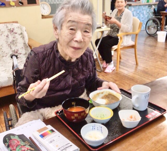 .
.
.
寛容会の食べるヒトコマ。
.
.
.
#グループホーム 癒しの森🌳🌳
#食べることは生きる事 💪
#認知症予防 を考えた献立実践中🫡🎶
#鹿児島市岡之原町 
#少人数共同生活 🪴
.
.
.
10年続く「金曜カレー」の秘密。㊙️🍛✨

「くんくん…今日はカレーの匂いがするから、金曜日だね！🍛」

癒しの森では、10年前から毎週金曜日は「カレーの日」と決まっています✨

実はこれ、単なる献立の習慣ではないんです💡
レクリエーションで日付確認をする際、カレーの香りが「今日は何曜日か」を思い出す大切な手がかりになっています。

五感を刺激することで、時間や場所の感覚をサポートする「見当識障害」のケアにも繋がっているんですよ😊

そして本日のメニューは、スタッフ考案の特製メニュー！
✨「鯖（サバ）と大豆の健康カレー」✨

なぜこの具材なのか？そこにはしっかりとした理由があります。

🧠【認知症に良い！3つのパワー】

1️⃣ カレー粉（ターメリック）🍛
主成分の「クルクミン」には強い抗酸化作用があり、脳のゴミ（アミロイドβ）が溜まるのを抑える効果が期待されています。

2️⃣ 鯖（青魚のDHA/EPA）🐟
脳の神経細胞を活性化し、血流をスムーズにしてくれる「脳の栄養素」がたっぷり！

3️⃣ 大豆（レシチン）🫘
記憶に関わる神経伝達物質の材料になり、脳の若々しさをサポートしてくれます。
「おいしいね」と笑顔で食べる時間は、脳にとって何よりの刺激。

これからも癒しの森は、食べて元気になる食事療法を大切にしていきます🥄✨