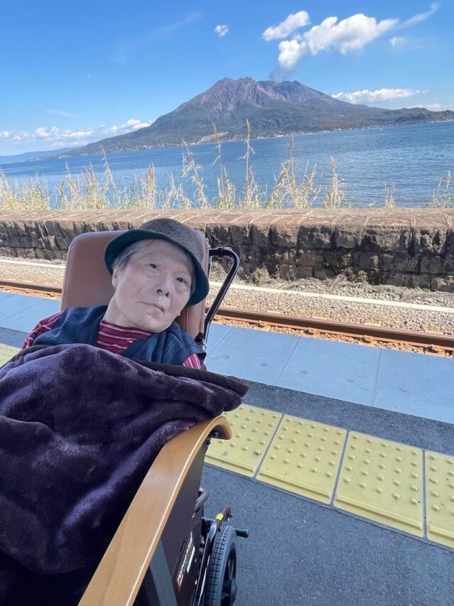 .
.
.
寛容会の小旅行のヒトコマ。
.
.
.
#介護老人保健施設 さくらんぼ🍒
@kaigotabi1515 様のご協力により
#小旅行 へ出掛けられました😆🎶
#天文館 老舗喫茶店
#シャローム さん☕️や大好きな
#電車 🚃を見られたそうです🫶💓
.
.
.
分厚い電車の時刻表を見て
頭の中で旅を計画したり想像することが
大好きだった利用者様😌💭
.
おでかけ同行サービス『UDラボ』様のご協力により
久しぶりに電車を見に外出されました🚃🙌✨
仙巌園駅で桜島も最高のロケーション🌋！
.
電車も見て頭の中でいろんな旅を
想像されたと思います🥰
.
それから！昔行きつけだった
天文館の老舗喫茶店☕︎シャロームさんへ💓
ママさんが優しく出迎えてくださり
ご本人もとっても嬉しそうだったそうです🎶😆
.
年齢や障害関係なく行きたい場所や
会いたい人に、、そんな利用者様の思いを叶えてくださる
UDラボ様に感謝感謝です🫶💓✨
.
利用者様にとって最高の１日になりました🙌
.
.