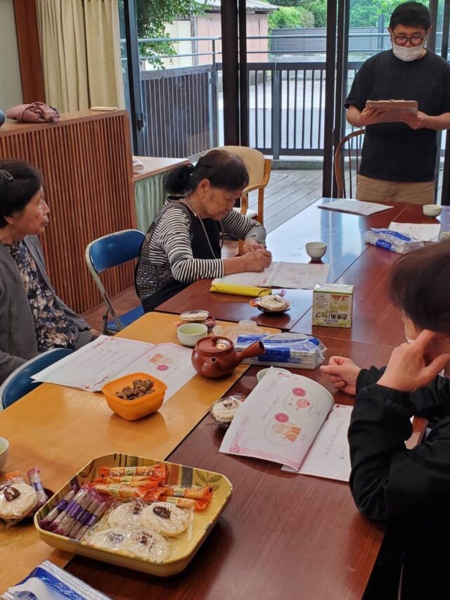 .
.
.
寛容会の健康教室のヒトコマ。
.
.
.
#鹿児島市岡之原町 
#グループホーム 癒しの森🌳🌳🌳
#健康教室 📝💪
#地域貢献活動 🌟
#認知症予防
.
.
.
【地域交流】「癒しの森・土曜の保健室」がスタートしました！🌸

癒しの森から、地域に向けた新しい取り組みが始まりました🌱
その名も…「癒しの森・土曜の保健室」✨
先月末、記念すべき第1回目を地域の長寿会婦人部の皆様に向けて開催いたしました。
まずは「よかよか体操」で体をしっかりと動かした後、
お茶を飲みながらリラックスした雰囲気でミニ講話がスタート。
テーマは「春の物忘れと認知症の違い」についてです💡
「最近うっかりが増えて不安で…」
そんなお悩みに対し、専門的な視点から分かりやすくお話しさせていただきました。
いざお話が始まると、皆様の表情は真剣そのもの！
熱心にメモを取られる姿がとても印象的で、講話後には
「こんな時はどうすればいいの？」
と、たくさんの質問をいただき、非常に有意義な時間となりました。
その後のお茶飲み話では、さらに和気あいあいと会話が弾みました。
談笑の中で、地域の皆様が今、どんなことに困っているのか、
生のお声を聞かせていただける貴重な機会にもなりました😊🍵
「癒しの森・土曜の保健室」は、毎月最終土曜日に定例開催いたします。
これからも認知症や健康、医療福祉のこと、そして地域の困りごとについて、
皆様と一緒に考え、学べる場を作っていきたいと思います。
来月も、皆様のお役に立てるテーマを準備してお待ちしております！
ぜひお気軽にお立ち寄りくださいね🌸