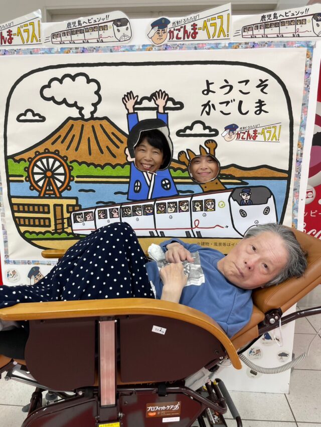 .
.
.
寛容会のお出掛けのヒトコマ。
.
.
.
#介護老人保健施設 さくらんぼ🍒
#電車だいすき 🚃な利用者様が
#外出サポート 業者
@kaigotabi1515 様と一緒に
#鹿児島中央駅 へお出掛け🥰🎶
#ワクワク な表情で楽しさが伝わりますね👍👍👍
.
.
.
外出サポート業者UDラボ様と一緒に
鹿児島中央駅にお出掛けされた利用者様😃🌟
.
新幹線🚄をながめたり👀✨
みどりの窓口でパンフレットを選んだり
されたそうです🥰🥰🥰
.
いつもより目をしっかりひらいて😃
嬉しい気持ちが伝わってきます🎶
.
利用者様の昔好きだったという
気持ちを大切にしてくださる
UDラボ様に感謝でいっぱいです💓
.
.
.