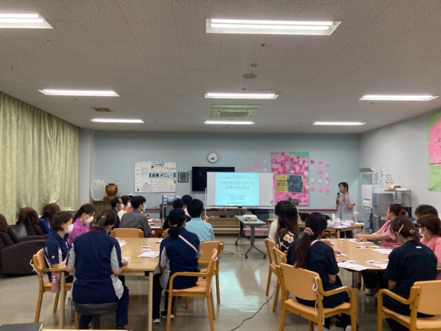 .
.
.
寛容会の勉強会のヒトコマ。
.
.
.
#介護老人保健施設 さくらんぼ🍒
#通所リハビリテーション さくらんぼ🍒
#いまきいれ総合病院 より
@showakai_imakiire 
#褥瘡認定看護師 さんをお招きして
#褥瘡予防 研修を開催致しました🫡🌈🎶
.
.
.
いまきいれ総合病院より
皮膚・排泄ケア特定認定看護師さんを
講師としてお招きし
褥瘡予防研修を開催致しました📝✨
.
褥瘡の基礎知識からスキンケア方法
体位交換のアドバイスなどなど
大変勉強になりました😊💓
.
スタッフも教わったことをとりいれたい！
と熱くかたっていました❤️‍🔥❤️‍🔥❤️‍🔥
.
講師を引き受けてくださり
感謝でいっぱいです！ありがとうございました😊
,
.
.
.