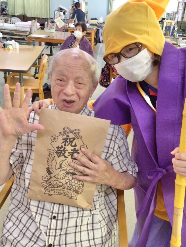 .
.
.
寛容会の敬老会のヒトコマ。
.
.
.
#通所リハビリテーション さくらんぼ🍒
#敬老会 に
#スペシャルゲスト 
#水戸黄門 様登場💫💫💫
#高齢者レクリエーション 
.
.
.
デイケアさくらんぼ🍒では
毎日14時からレクリエーションを
行っております😊🩷🌈
.
9月はみんな大好き水戸黄門様登場✨
日頃の感謝の気持ちを込めて
入浴セットのプレゼント🎁が配られました☺️
.
利用者様が楽しく通える
デイケアでありたいです💓
.
.
.
